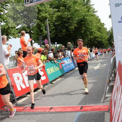 15.06.2025 - REWE Women's Run Strokosch-Dieckow http://msf.ph/oto/7932548 15.06.2025 11:03:46 Ziel 5097, 5098, 5325, 5370, 5419, 5578, 5674 meine-sportfotos.de