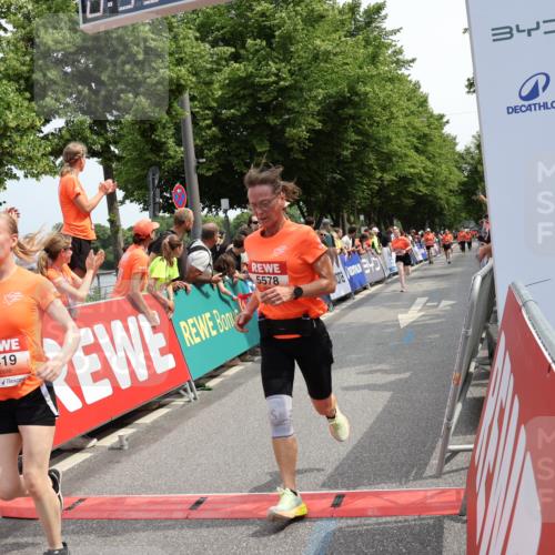 15.06.2025 - REWE Women's Run Strokosch-Dieckow http://msf.ph/oto/7932550 15.06.2025 11:03:46 Ziel 5097, 5098, 5325, 5370, 5419, 5578, 5674 meine-sportfotos.de