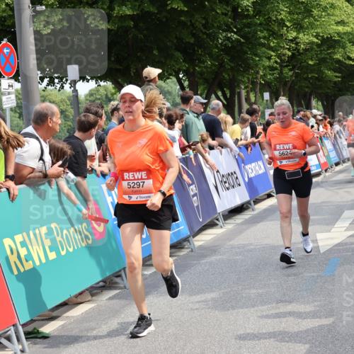 15.06.2025 - REWE Women's Run Strokosch-Dieckow http://msf.ph/oto/7932558 15.06.2025 11:03:54 Ziel 5297, 5325, 5624 meine-sportfotos.de