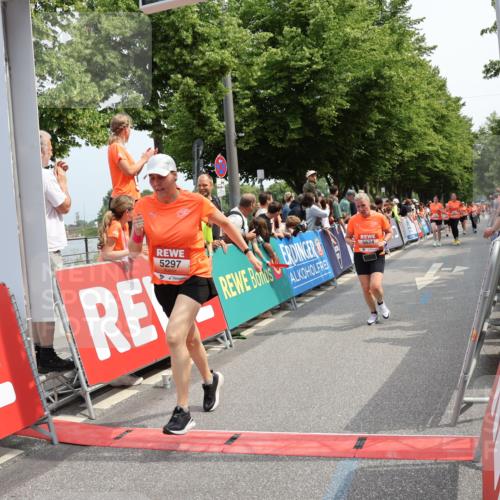 15.06.2025 - REWE Women's Run Strokosch-Dieckow http://msf.ph/oto/7932565 15.06.2025 11:03:55 Ziel 5297, 5325, 5624 meine-sportfotos.de