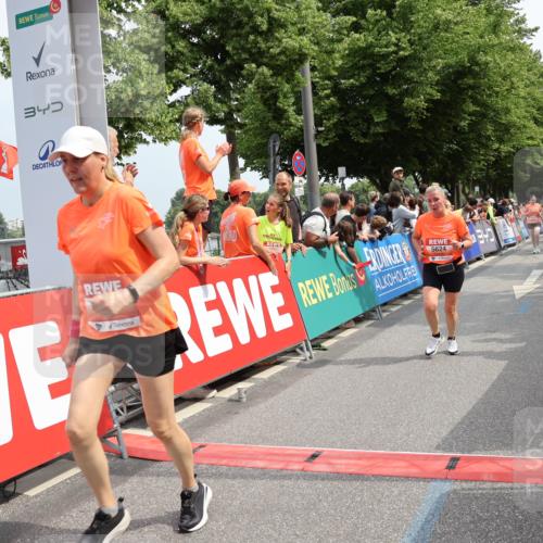 15.06.2025 - REWE Women's Run Strokosch-Dieckow http://msf.ph/oto/7932568 15.06.2025 11:03:56 Ziel 5297, 5325, 5429, 5430, 5624 meine-sportfotos.de