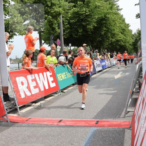 15.06.2025 - REWE Women's Run Strokosch-Dieckow http://msf.ph/oto/7932572 15.06.2025 11:03:56 Ziel 5297, 5325, 5429, 5430, 5624 meine-sportfotos.de
