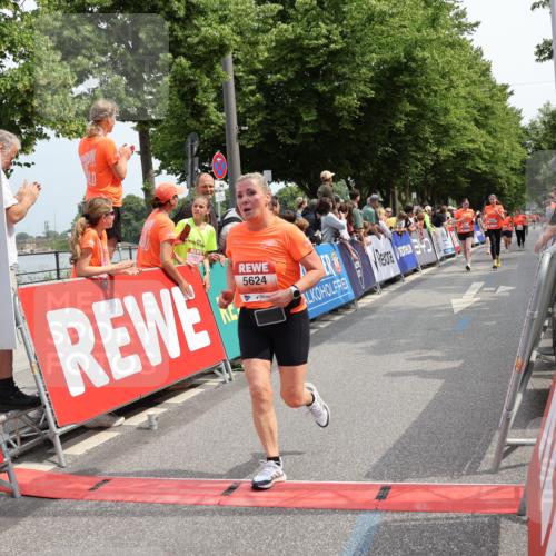 15.06.2025 - REWE Women's Run Strokosch-Dieckow http://msf.ph/oto/7932576 15.06.2025 11:03:57 Ziel 5297, 5325, 5404, 5429, 5430, 5624 meine-sportfotos.de