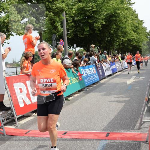 15.06.2025 - REWE Women's Run Strokosch-Dieckow http://msf.ph/oto/7932580 15.06.2025 11:03:57 Ziel 5297, 5325, 5404, 5429, 5430, 5624 meine-sportfotos.de