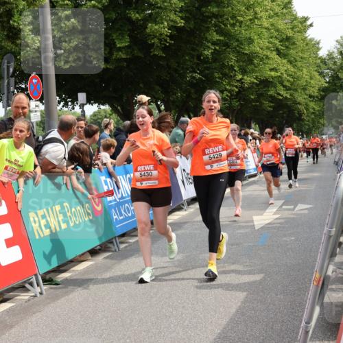 15.06.2025 - REWE Women's Run Strokosch-Dieckow http://msf.ph/oto/7932583 15.06.2025 11:04:01 Ziel 5297, 5377, 5404, 5417, 5429, 5430, 5624 meine-sportfotos.de