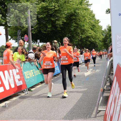 15.06.2025 - REWE Women's Run Strokosch-Dieckow http://msf.ph/oto/7932587 15.06.2025 11:04:01 Ziel 5297, 5377, 5404, 5417, 5429, 5430, 5624 meine-sportfotos.de