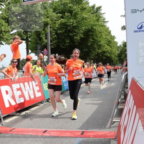 15.06.2025 - REWE Women's Run Strokosch-Dieckow http://msf.ph/oto/7932591 15.06.2025 11:04:02 Ziel 5297, 5377, 5404, 5417, 5429, 5430, 5624 meine-sportfotos.de