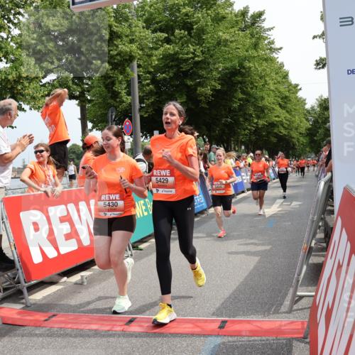 15.06.2025 - REWE Women's Run Strokosch-Dieckow http://msf.ph/oto/7932595 15.06.2025 11:04:02 Ziel 5297, 5377, 5404, 5417, 5429, 5430, 5624 meine-sportfotos.de