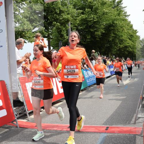 15.06.2025 - REWE Women's Run Strokosch-Dieckow http://msf.ph/oto/7932599 15.06.2025 11:04:02 Ziel 5297, 5377, 5404, 5417, 5429, 5430, 5624 meine-sportfotos.de
