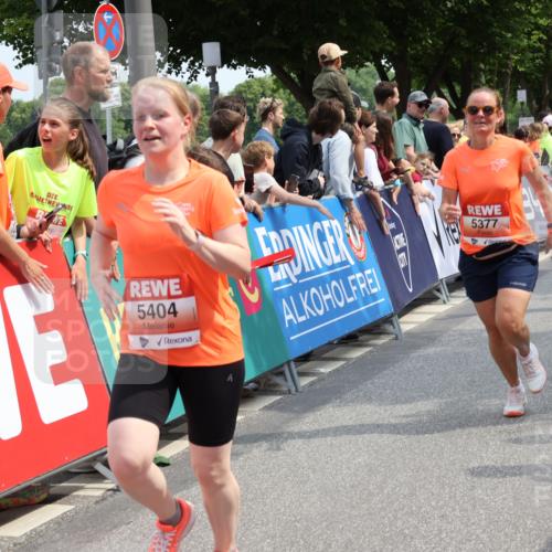 15.06.2025 - REWE Women's Run Strokosch-Dieckow http://msf.ph/oto/7932603 15.06.2025 11:04:03 Ziel 5377, 5404, 5417, 5429, 5430, 5624 meine-sportfotos.de