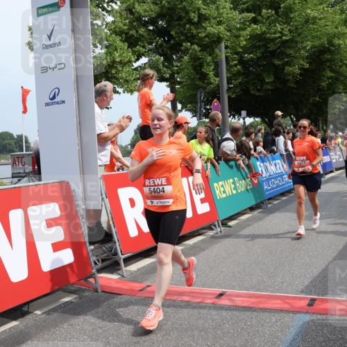 15.06.2025 - REWE Women's Run Strokosch-Dieckow http://msf.ph/oto/7932607 15.06.2025 11:04:04 Ziel 5277, 5377, 5404, 5417, 5429, 5430 meine-sportfotos.de