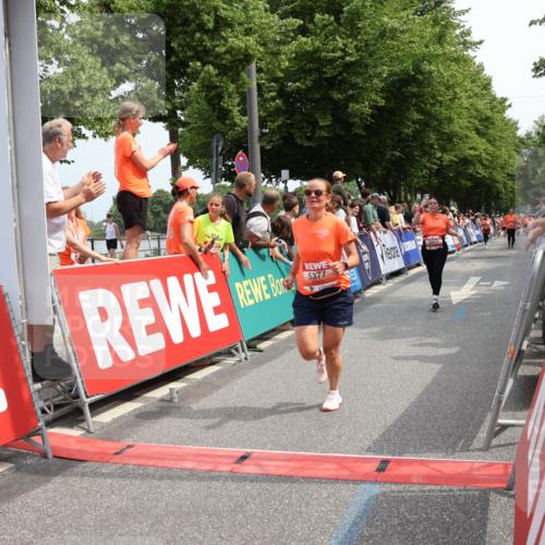 15.06.2025 - REWE Women's Run Strokosch-Dieckow http://msf.ph/oto/7932611 15.06.2025 11:04:04 Ziel 5277, 5377, 5404, 5417, 5429, 5430 meine-sportfotos.de