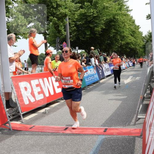 15.06.2025 - REWE Women's Run Strokosch-Dieckow http://msf.ph/oto/7932614 15.06.2025 11:04:05 Ziel 5277, 5377, 5404, 5417, 5429, 5430 meine-sportfotos.de