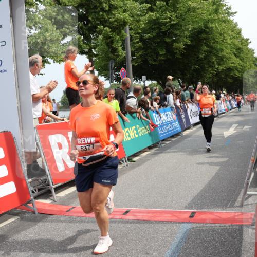 15.06.2025 - REWE Women's Run Strokosch-Dieckow http://msf.ph/oto/7932618 15.06.2025 11:04:05 Ziel 5277, 5377, 5404, 5417, 5429, 5430 meine-sportfotos.de
