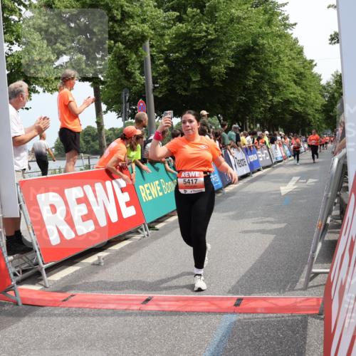 15.06.2025 - REWE Women's Run Strokosch-Dieckow http://msf.ph/oto/7932625 15.06.2025 11:04:06 Ziel 5277, 5377, 5404, 5417, 5427, 5429, 5430 meine-sportfotos.de