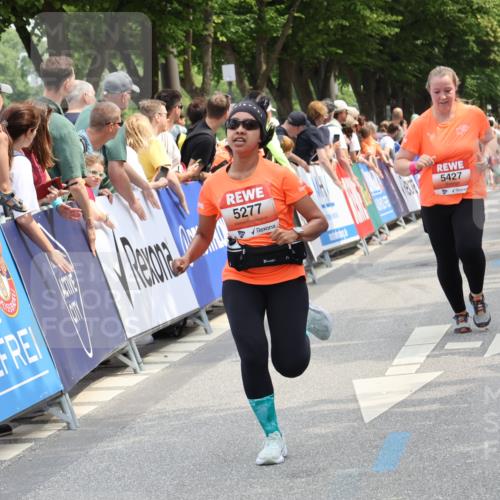 15.06.2025 - REWE Women's Run Strokosch-Dieckow http://msf.ph/oto/7932634 15.06.2025 11:04:09 Ziel 5277, 5377, 5404, 5417, 5427, 5429, 5430, 5524 meine-sportfotos.de