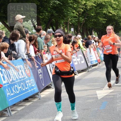 15.06.2025 - REWE Women's Run Strokosch-Dieckow http://msf.ph/oto/7932637 15.06.2025 11:04:10 Ziel 5277, 5377, 5404, 5417, 5427, 5524 meine-sportfotos.de