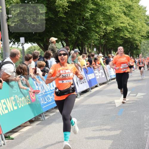 15.06.2025 - REWE Women's Run Strokosch-Dieckow http://msf.ph/oto/7932641 15.06.2025 11:04:10 Ziel 5277, 5377, 5404, 5417, 5427, 5524 meine-sportfotos.de