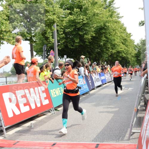 15.06.2025 - REWE Women's Run Strokosch-Dieckow http://msf.ph/oto/7932644 15.06.2025 11:04:11 Ziel 5277, 5377, 5417, 5427, 5524 meine-sportfotos.de