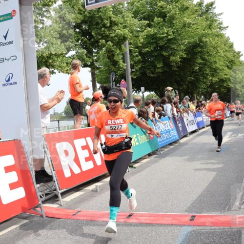 15.06.2025 - REWE Women's Run Strokosch-Dieckow http://msf.ph/oto/7932648 15.06.2025 11:04:11 Ziel 5277, 5377, 5417, 5427, 5524 meine-sportfotos.de