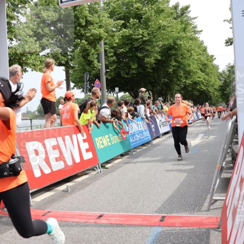 15.06.2025 - REWE Women's Run Strokosch-Dieckow http://msf.ph/oto/7932650 15.06.2025 11:04:11 Ziel 5277, 5377, 5417, 5427, 5524 meine-sportfotos.de