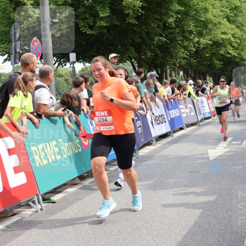 15.06.2025 - REWE Women's Run Strokosch-Dieckow http://msf.ph/oto/7932677 15.06.2025 11:04:17 Ziel 5076, 5226, 5229, 5277, 5294, 5427, 5448, 5524 meine-sportfotos.de