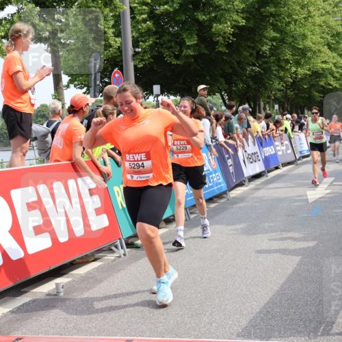 15.06.2025 - REWE Women's Run Strokosch-Dieckow http://msf.ph/oto/7932681 15.06.2025 11:04:18 Ziel 5076, 5226, 5229, 5294, 5427, 5448, 5524 meine-sportfotos.de