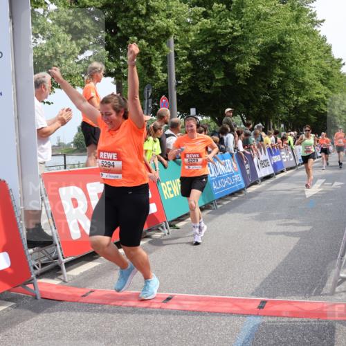 15.06.2025 - REWE Women's Run Strokosch-Dieckow http://msf.ph/oto/7932685 15.06.2025 11:04:18 Ziel 5076, 5226, 5229, 5294, 5427, 5448, 5524 meine-sportfotos.de
