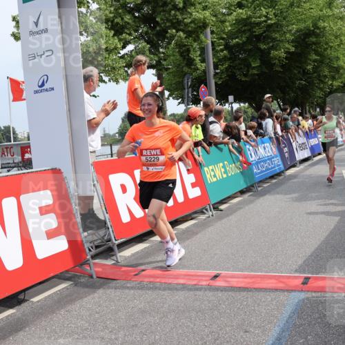 15.06.2025 - REWE Women's Run Strokosch-Dieckow http://msf.ph/oto/7932692 15.06.2025 11:04:19 Ziel 5007, 5076, 5226, 5229, 5294, 5427, 5448, 5524 meine-sportfotos.de