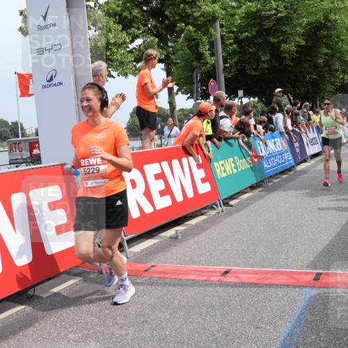 15.06.2025 - REWE Women's Run Strokosch-Dieckow http://msf.ph/oto/7932696 15.06.2025 11:04:19 Ziel 5007, 5076, 5226, 5229, 5294, 5427, 5448, 5524 meine-sportfotos.de