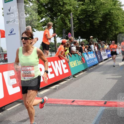 15.06.2025 - REWE Women's Run Strokosch-Dieckow http://msf.ph/oto/7932705 15.06.2025 11:04:21 Ziel 5007, 5076, 5226, 5229, 5294, 5448, 5524 meine-sportfotos.de