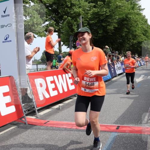 15.06.2025 - REWE Women's Run Strokosch-Dieckow http://msf.ph/oto/7932726 15.06.2025 11:04:24 Ziel 5007, 5076, 5226, 5229, 5294, 5448 meine-sportfotos.de