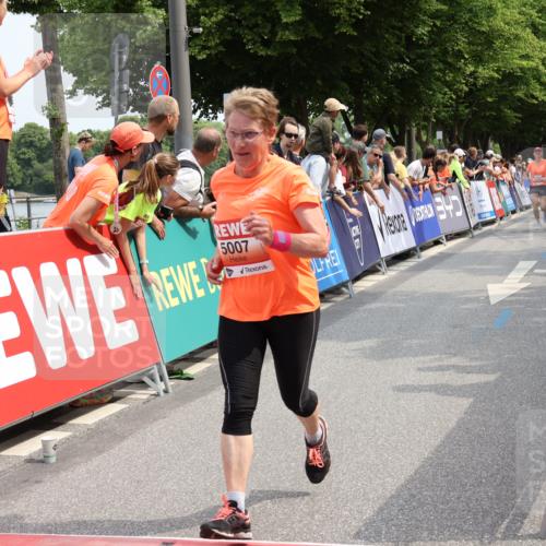 15.06.2025 - REWE Women's Run Strokosch-Dieckow http://msf.ph/oto/7932736 15.06.2025 11:04:25 Ziel 5007, 5076, 5226, 5229, 5294, 5448 meine-sportfotos.de