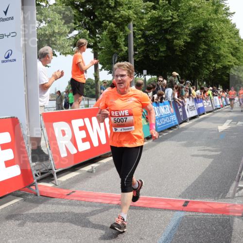 15.06.2025 - REWE Women's Run Strokosch-Dieckow http://msf.ph/oto/7932739 15.06.2025 11:04:26 Ziel 5007, 5076, 5226, 5448 meine-sportfotos.de