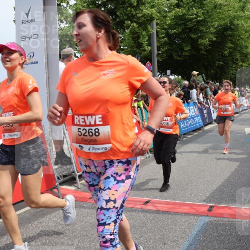 15.06.2025 - REWE Women's Run Strokosch-Dieckow http://msf.ph/oto/7932761 15.06.2025 11:04:34 Ziel 5018, 5268, 5502, 5550, 5595, 5681 meine-sportfotos.de