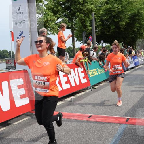 15.06.2025 - REWE Women's Run Strokosch-Dieckow http://msf.ph/oto/7932768 15.06.2025 11:04:34 Ziel 5018, 5268, 5502, 5550, 5595, 5681 meine-sportfotos.de