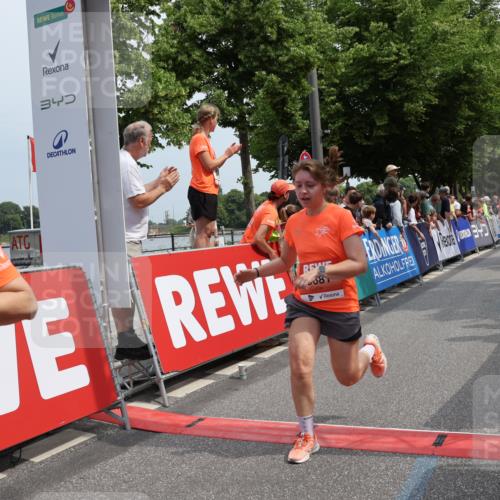 15.06.2025 - REWE Women's Run Strokosch-Dieckow http://msf.ph/oto/7932771 15.06.2025 11:04:35 Ziel 5018, 5268, 5502, 5550, 5590, 5595, 5681 meine-sportfotos.de