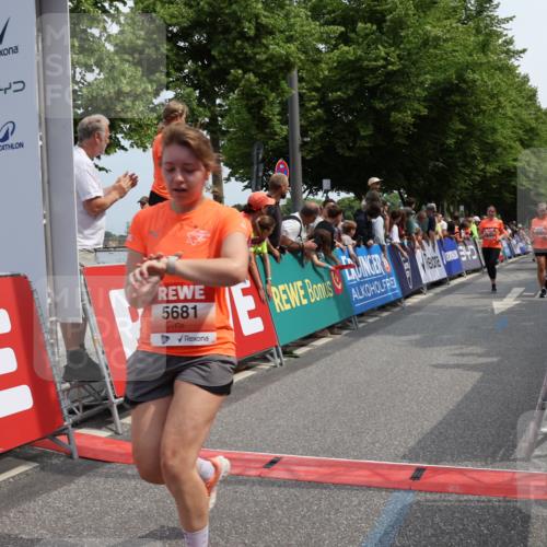 15.06.2025 - REWE Women's Run Strokosch-Dieckow http://msf.ph/oto/7932775 15.06.2025 11:04:35 Ziel 5018, 5268, 5502, 5550, 5590, 5595, 5681 meine-sportfotos.de