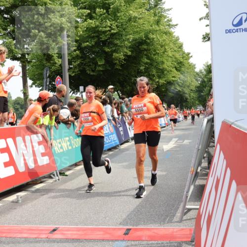 15.06.2025 - REWE Women's Run Strokosch-Dieckow http://msf.ph/oto/7932783 15.06.2025 11:04:38 Ziel 5018, 5268, 5502, 5550, 5590, 5595, 5681 meine-sportfotos.de