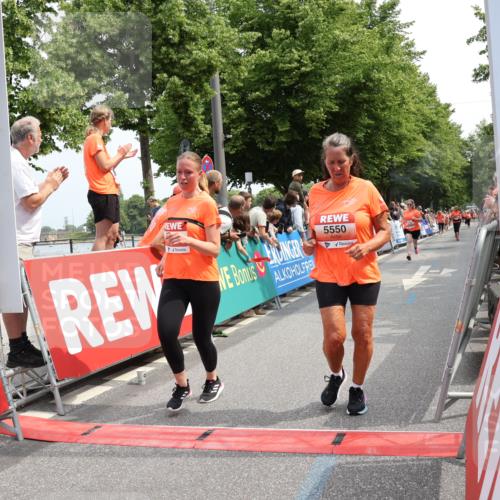 15.06.2025 - REWE Women's Run Strokosch-Dieckow http://msf.ph/oto/7932787 15.06.2025 11:04:39 Ziel 5018, 5268, 5502, 5550, 5590, 5595, 5681 meine-sportfotos.de