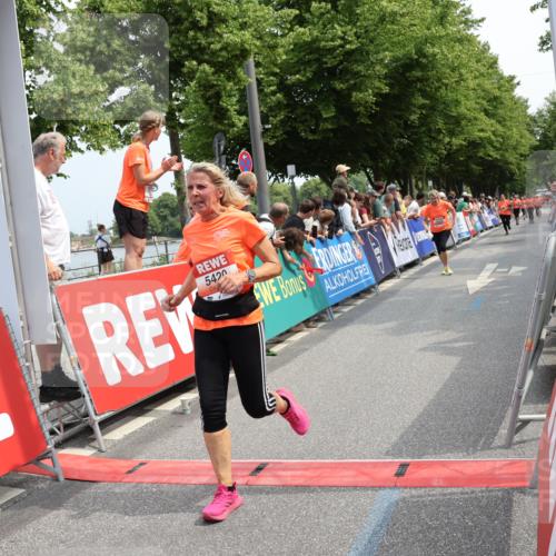 15.06.2025 - REWE Women's Run Strokosch-Dieckow http://msf.ph/oto/7932819 15.06.2025 11:04:48 Ziel 5023, 5420, 5590 meine-sportfotos.de