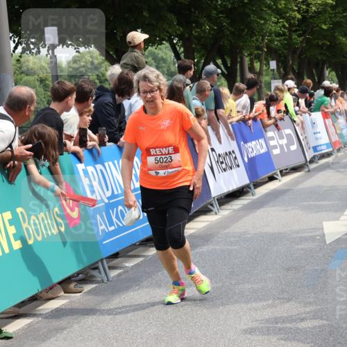 15.06.2025 - REWE Women's Run Strokosch-Dieckow http://msf.ph/oto/7932826 15.06.2025 11:04:50 Ziel 5023, 5408, 5420 meine-sportfotos.de