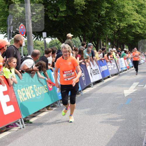 15.06.2025 - REWE Women's Run Strokosch-Dieckow http://msf.ph/oto/7932830 15.06.2025 11:04:51 Ziel 5023, 5408, 5420 meine-sportfotos.de