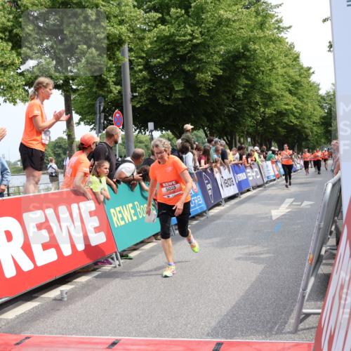 15.06.2025 - REWE Women's Run Strokosch-Dieckow http://msf.ph/oto/7932833 15.06.2025 11:04:51 Ziel 5023, 5408, 5420 meine-sportfotos.de