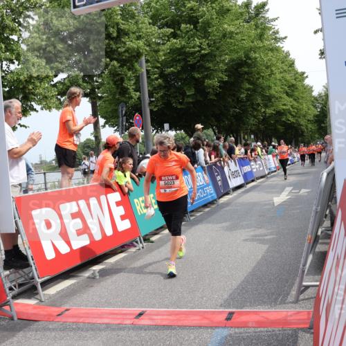15.06.2025 - REWE Women's Run Strokosch-Dieckow http://msf.ph/oto/7932836 15.06.2025 11:04:51 Ziel 5023, 5408, 5420 meine-sportfotos.de