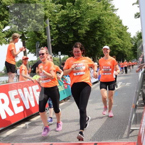 15.06.2025 - REWE Women's Run Strokosch-Dieckow http://msf.ph/oto/7932886 15.06.2025 11:05:01 Ziel 5020, 5021, 5408, 5458, 5459, 5574 meine-sportfotos.de