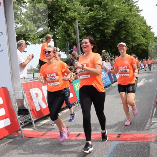15.06.2025 - REWE Women's Run Strokosch-Dieckow http://msf.ph/oto/7932890 15.06.2025 11:05:01 Ziel 5020, 5021, 5408, 5458, 5459, 5574 meine-sportfotos.de
