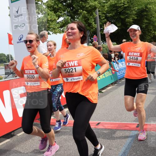 15.06.2025 - REWE Women's Run Strokosch-Dieckow http://msf.ph/oto/7932894 15.06.2025 11:05:02 Ziel 5020, 5021, 5408, 5458, 5459, 5574 meine-sportfotos.de