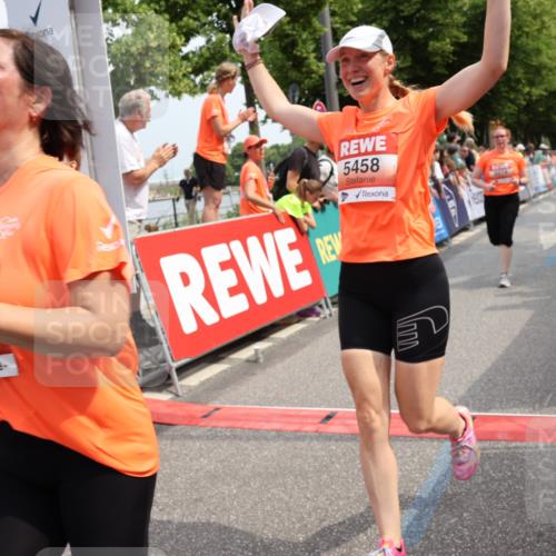 15.06.2025 - REWE Women's Run Strokosch-Dieckow http://msf.ph/oto/7932897 15.06.2025 11:05:02 Ziel 5020, 5021, 5408, 5458, 5459, 5574 meine-sportfotos.de