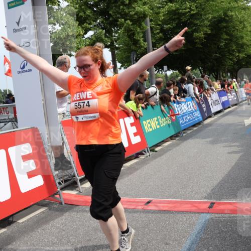 15.06.2025 - REWE Women's Run Strokosch-Dieckow http://msf.ph/oto/7932915 15.06.2025 11:05:04 Ziel 5020, 5021, 5184, 5301, 5458, 5459, 5574, 5596 meine-sportfotos.de